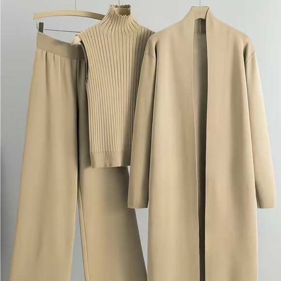 Sophisticated Beige/camel/khaki 3- piece Women's Pantsuit One Size fits 4-16 - Picture 12 of 16